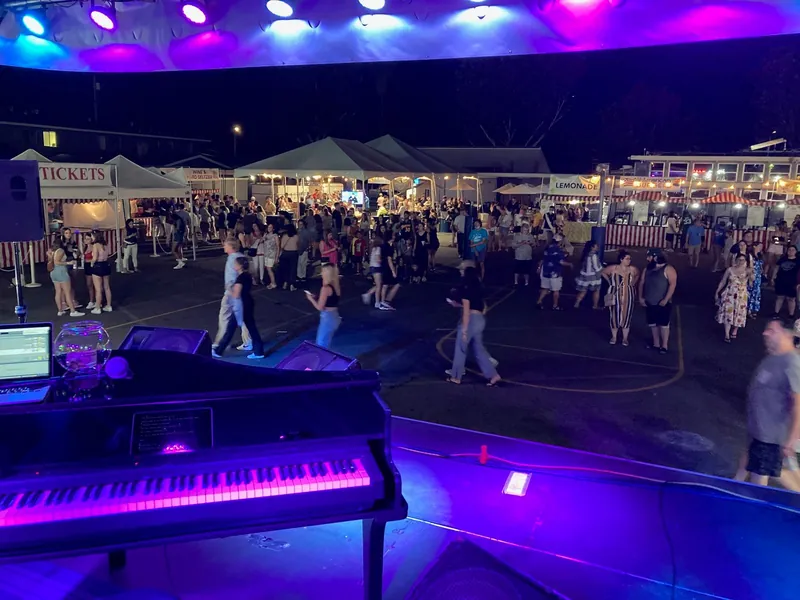 Modern Dueling Pianos setup