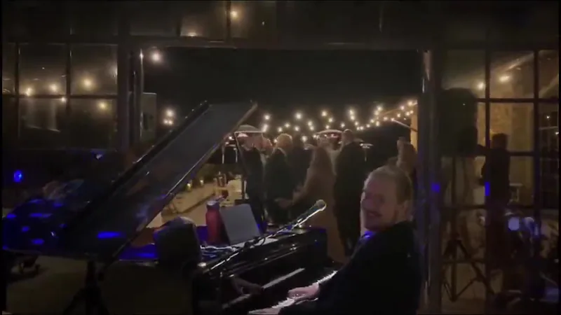 Modern Dueling Pianos setup